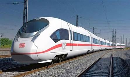 على سطح قطار سريع… مراهقان يخاطران بحياتهما (فيديو)