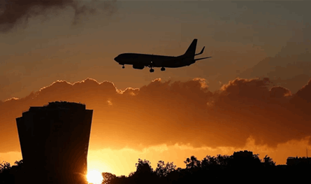 طائرة هبطت بشكل عاجل في برشلونة.. ما الذي حدث على متنها؟