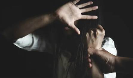 حادثة مؤلمة.. أب يحتجز ابنته في غرفة مظلمة ويجوعها حتى الموت!