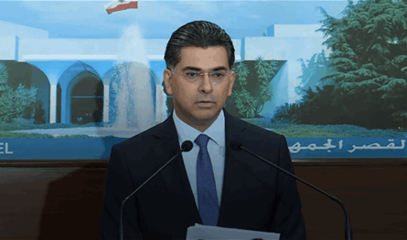 وزير الإعلام ينفي إلغاء الحكومة للمعاشات والتعويضات في القطاع العام