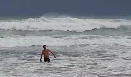 سباحة في الطقس العاصف.. مغامرة مفيدة أم مخاطرة قاتلة؟