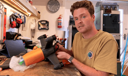 هاوٍ ووالده يستعيدان لقب أسرع طائرة "FPV" في العالم