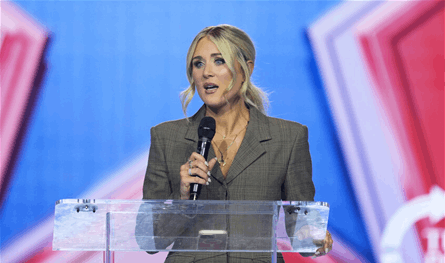 لحمايتها من التهديدات.. ناشطة تلفّ رضيعتها بـ"بطانية مضادة للرصاص"