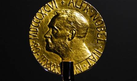 وزنها 196 غراماً ومصكوكة من الذهب.. زعيمة المعارضة الفنزويلية تُهدي ترامب ميدالية نوبل للسلام