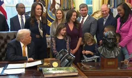 قدّم له ميدالية ذهبية.. ترامب يكرّم تلميذاً في البيت الأبيض (فيديو)