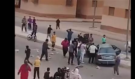 استعراض متهور بسيارة يودي بحياة أسرة بكاملها.. شاهدوا الفيديو