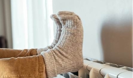 ما سبب برودة اليدين والقدمين باستمرار؟