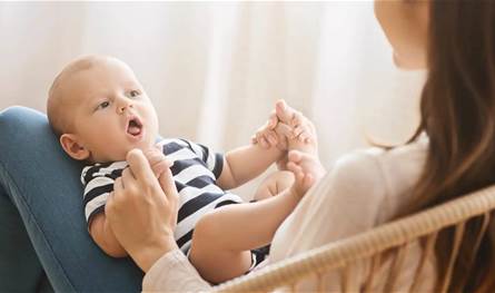 مراحل نمو اللغة.. متى يبدأ الطفل بالرد على اسمه؟