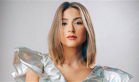 ماريلين نعمان تتألق بإطلالة شتوية بيضاء على الثلوج