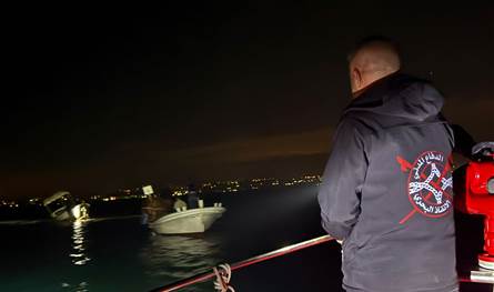 بالصور.. سحب مركب صيد ارتطم بالصخور