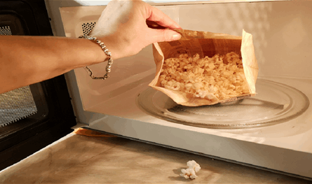 الفشار بالميكروويف: وجبة صحية أم خطر خفي؟