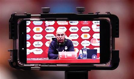 بشكل جماعي.. انسحاب البعثة الإعلامية المصرية من المؤتمر الصحافي الخاص بمباراة مصر أمام نيجيريا (فيديو)