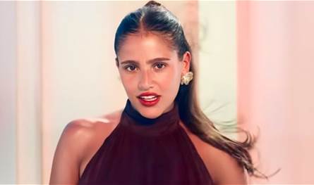 سرقت الأضواء.. جنا ابنة عمرو دياب تُشاركه حفله (صور)