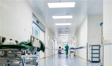 عمرها 86 عاماً.. فنان يتهم أحد المستشفيات بالإهمال في علاج والدته ويستغيث (صورة)