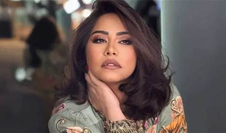 من أمام الكعبة.. شقيقة فنانة شهيرة تطلب الدعاء لشيرين عبد الوهاب (صورة)