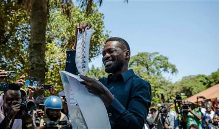 اتهامات بالتزوير وقطع للإنترنت تشعل الأزمة السياسية في أوغندا