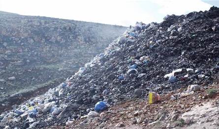 بعد رميه بالخطأ.. نبش مكب نفايات لاسترجاع كيس نقود (فيديو)