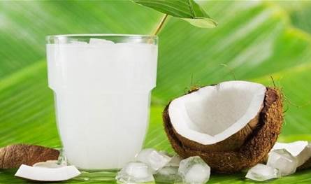 ماء الأرز أم ماء جوز الهند؟ أيهما يمنحكِ بشرة أنضر؟