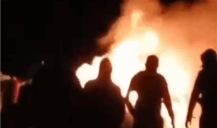 بالفيديو.. اندلاع حريق في مركبة رباعية الدفع في طرابلس