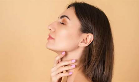 لا تهملي رقبتك… هنا تبدأ أولى علامات الشيخوخة