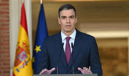 رئيس الوزراء الإسباني: غزو واشنطن لغرينلاند سيجعل بوتين "أسعد رجل في العالم"