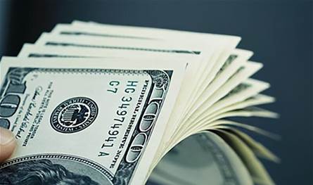 كم تراجعت قيمة الدولار في السنة الأولى لترامب في البيت الأبيض؟