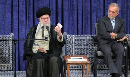 الرئيس الإيراني: أي هجوم على المرشد سيؤدي إلى حرب شاملة