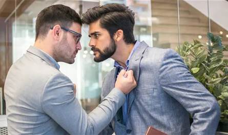 للتعامل مع الشخص المتسلط وكثير الانتقاد.. اليكم هذه النصائح 