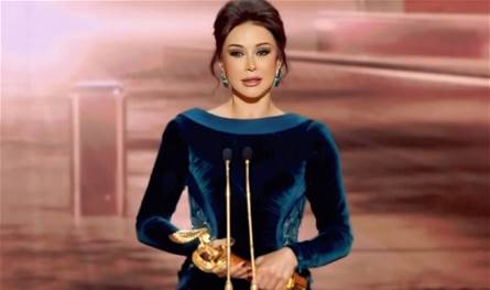 بلحظة عفوية مع باريش أردوتش.. كاريس بشار تخطف الأضواء في "جوي أووردز"