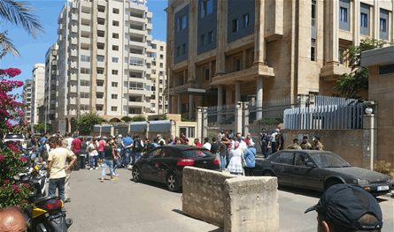 احتجاجاً على انقطاع المياه في طرابلس.. اعتصام أمام مصلحة المياه