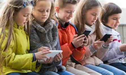 بريطانيا تدرس حظر وسائل التواصل على القاصرين