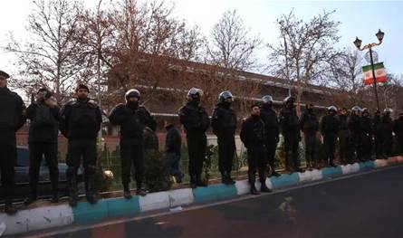 لعدم امتثاله لقرار حجب الانترنت.. إقالة رئيس شركة اتصالات إيرانية