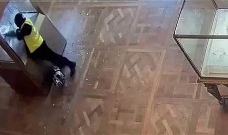 مشاهد تكشف للمرة الاولى.. الكشف عن مشاهد لعملية سرقة المجوهرات من متحف اللوفر