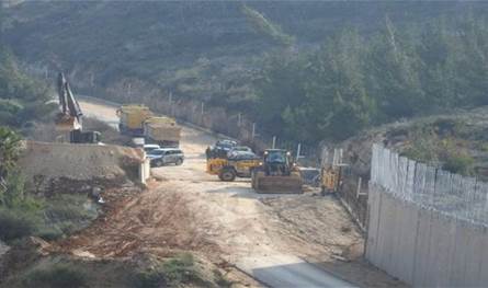 قوات اسرائيلية تقوم بأعمال صيانة بمحاذاة السياج التقني مقابل حاجز الجيش في العديسة