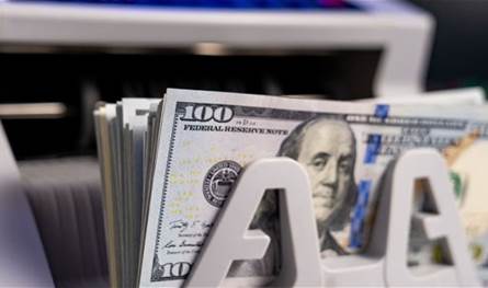 تحت ضغط المخاوف من رسوم ترامب الجمركية.. تراجع الدولار