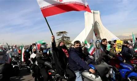 تقرير لـ"The Guardian" يتحدث عن طريق إيران إلى الديمقراطية.. هذا ما كشفه