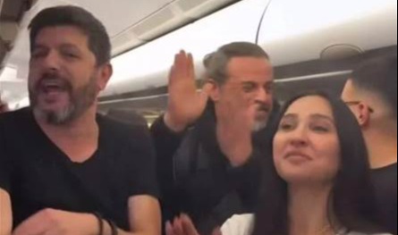 رقص وغناء مع الركاب.. هذا ما حصل مع مشاهير لبنان على الطائرة خلال عودتهم من الرياض (فيديو)