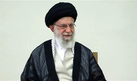 ترامب ينقذُ خامنئي من الموت.. وصحيفة إسرائيلية تنتقده!