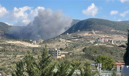 غارات إسرائيلية جنوباً.. قصف عنيف ومزاعم عن استهداف مواقع لـ"حزب الله"