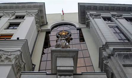 محكمة روسية حكمت بالسجن 5 سنوات على أميركي بتهمة تهريب أسلحة