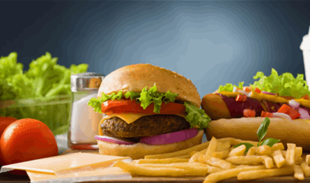 الوجبات السريعة… سعادة لحظية وخطر طويل الأمد على صحتك