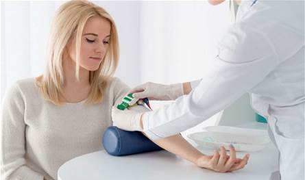 من البلوغ إلى سن اليأس.. كيف تؤثر الهرمونات على جسد المرأة؟