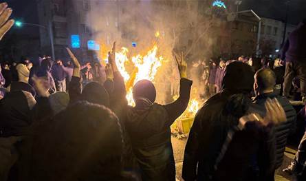 مهلة الـ 72 ساعة.. شرطة إيران تلوّح بـ"العفو المشروط" للمحتجين