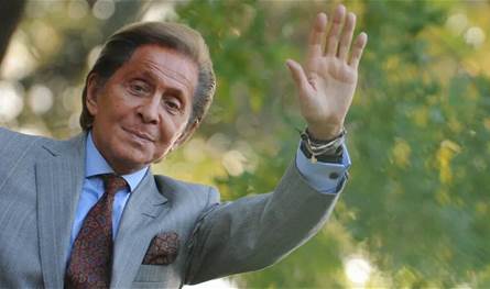 أشهر مصممي الأزياء يفارق الحياة.. فالنتينو يودّع عالم الموضة إلى الأبد