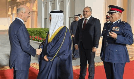 وزير الداخلية يصل إلى البحرين لبحث سبل تطوير التعاون الأمني وتبادل الخبرات