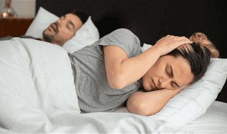 لماذا لا تستيقظ على صوت شخيرك؟ طبيب يكشف السر