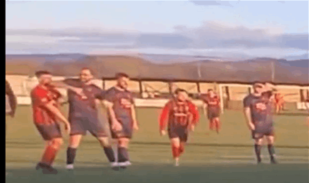 بالفيديو.. ضربة مرفق تُحوّل مباراة إلى قضية جنائية