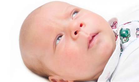 "اهتزاز العينين" عند الأطفال.. متى يكون مؤشراً للمرض وما هي سبل العلاج