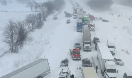 بسبب الثلوج.. تصادم بين أكثر من 100 سيارة وشاحنة (فيديو)