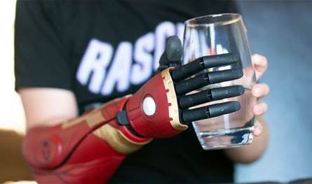 يد اصطناعية تضبط قبضتها تلقائيًا